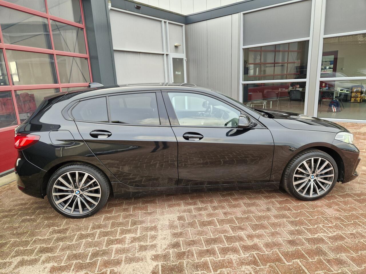 BMW 1-SERIE 118i High Executive Edition 12 MND BOVAG GAR | ECC | PANO | CARPLAY | STOELVERW. | CRUISE | CAMERA | LEER |