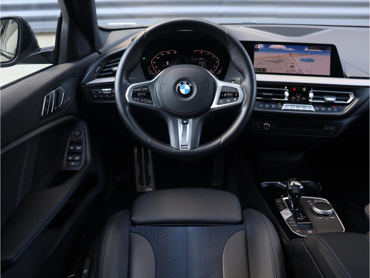 BMW 1-SERIE 118i | Executive | M Sportpakket | Panodak | HiFi | Apple Carplay | Stuurwiel Verwarming | 18'' LMV
