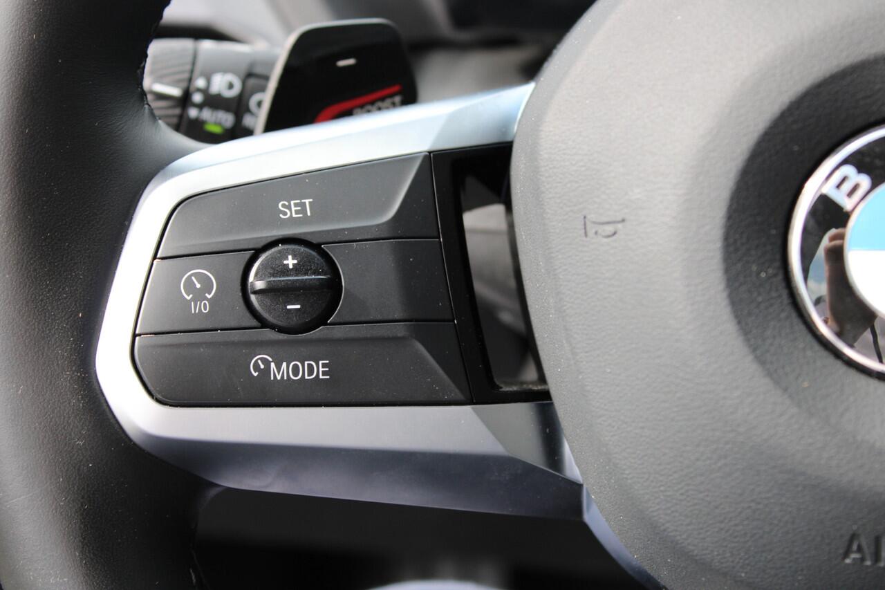 BMW 1-SERIE 120 M Sport Automaat / Sportstoelen / M Adaptief onderstel / Comfort Access / Head-Up / Harman-Kardon