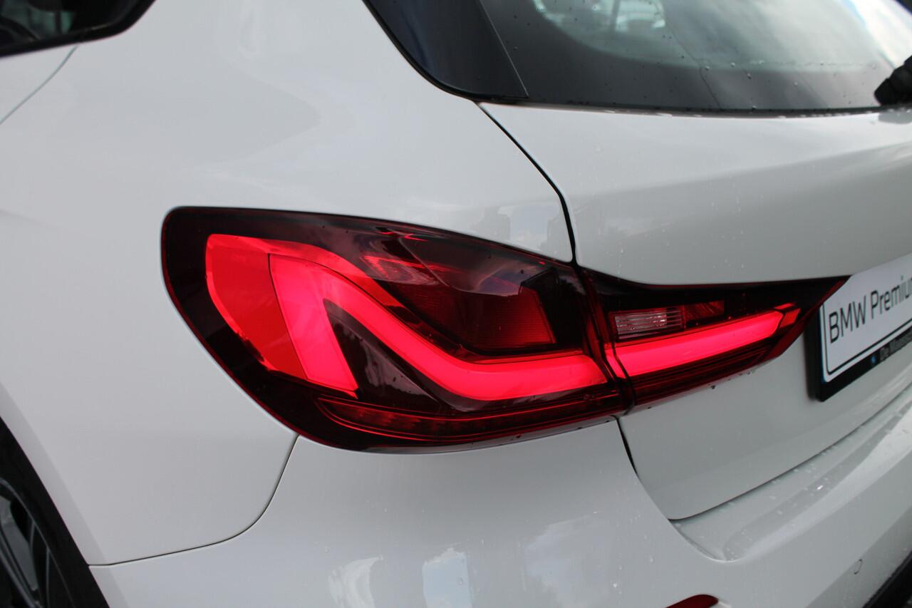 BMW 1-SERIE 118i Executive Sport Line Automaat / Sportstoelen / LED / Head-Up / Live Cockpit Professional / Cruise Control
