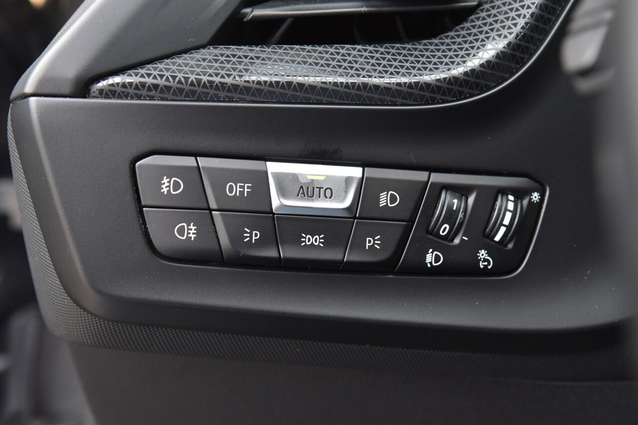 BMW 1-SERIE 118i Executive Edition * Sport line * Lichtpakket * Apple CarPlay * PDC *