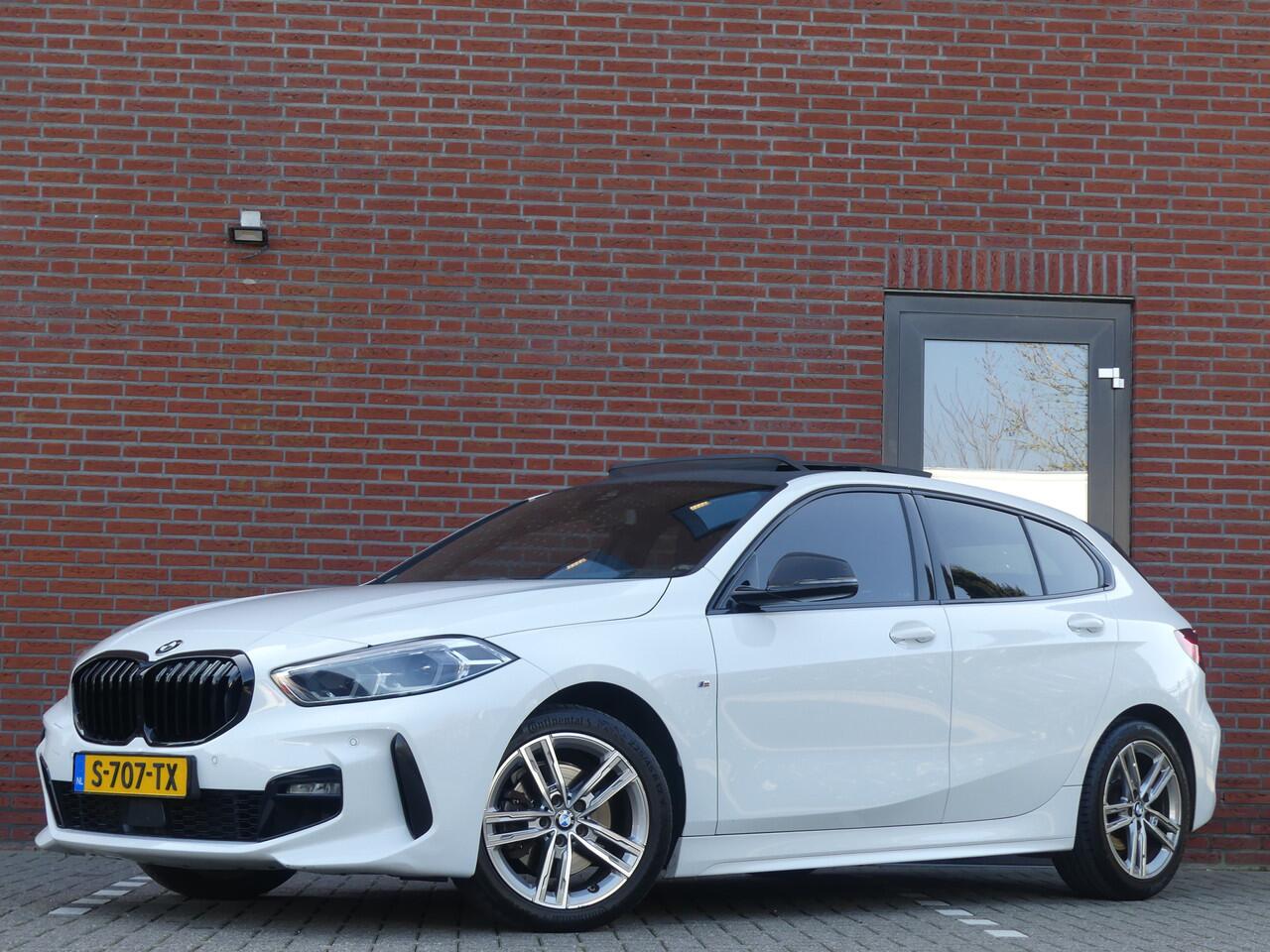 BMW 1-SERIE 118i High Executive / M-Sport / Panodak / Sfeer