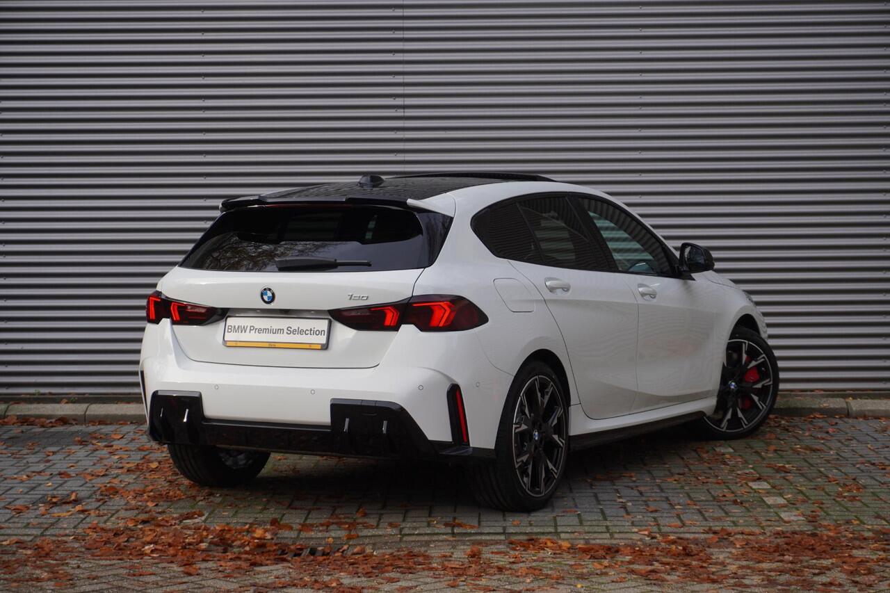 BMW 1-SERIE 120 High Executive | M Sportpakket Pro | Panoramadak | Innovation Pack | Iconic Glow