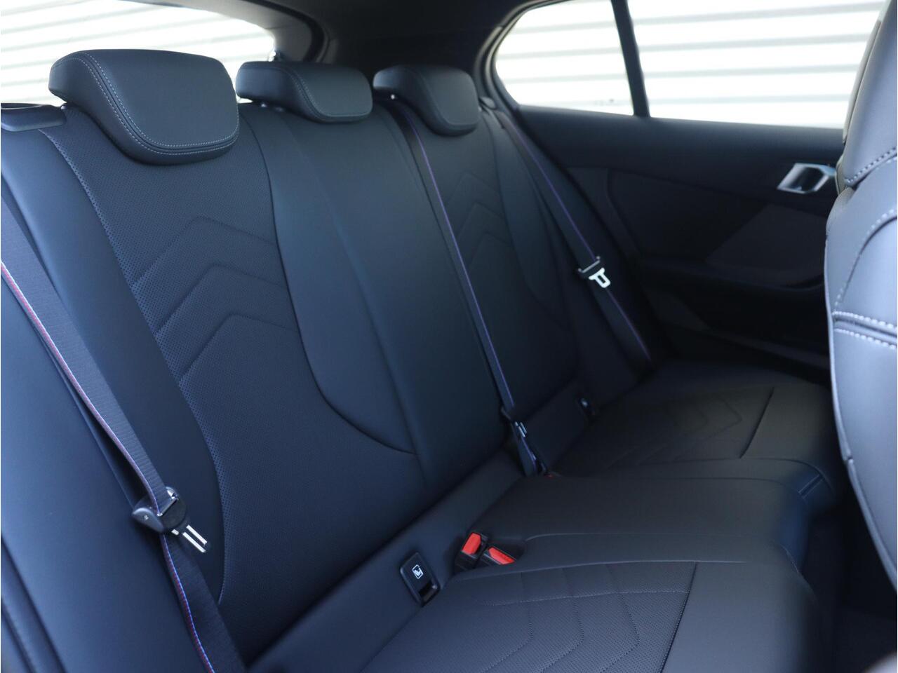 BMW 1-SERIE 5-deurs 120 | M Sportpakket Pro | Premium Pack | Panodak | Trekhaak | Harman Kardon | Verwarmbaar Stuurwiel | Comfort Access | 19'' LMV | Ekris Selection