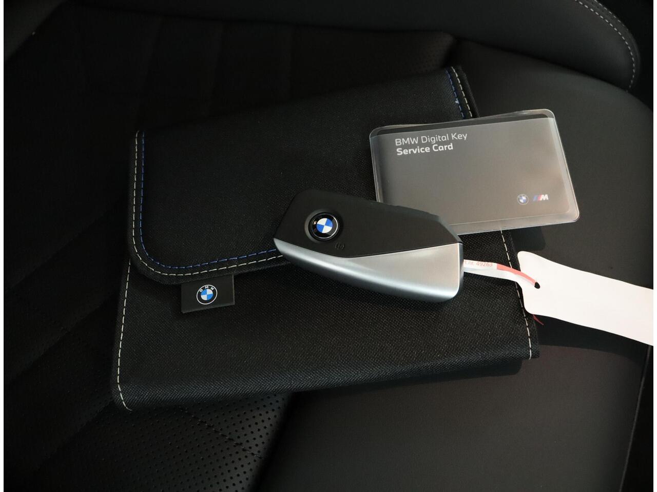 BMW 1-SERIE 120 M Sportpakket Pro | Comfort Access | Panoramadak | Harman-Kardon | M Adaptief onderstel | Adaptieve LED koplampen