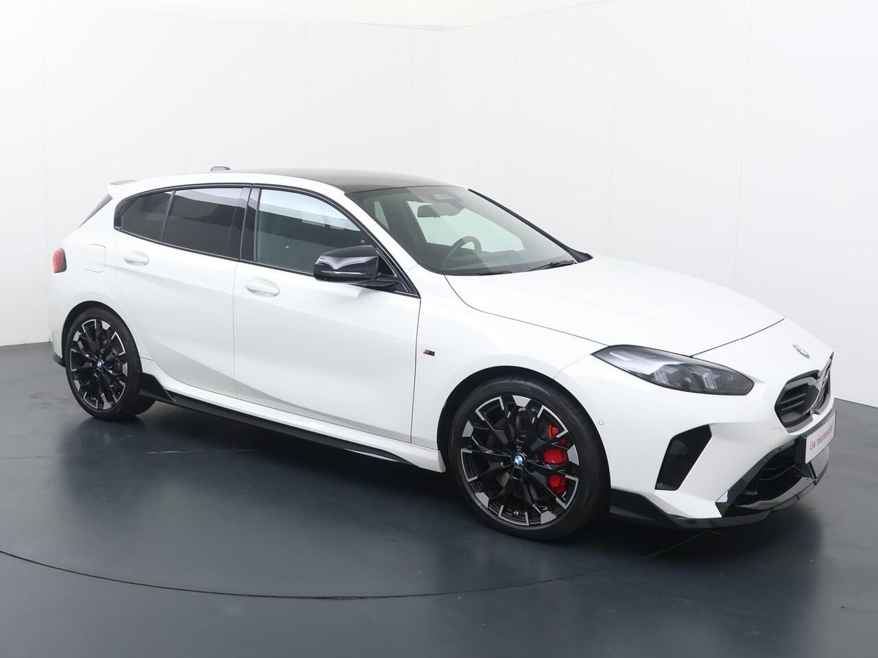 BMW 1-SERIE M135 xDrive 19 "LM M-velgen | M-ec-en interieur | 300 PK | Head up display | Navigatiesysteem | Stoel- en stuurverwarming | 360gr. camera | Harmon Kardon geluid | Afneembare trekhaak |