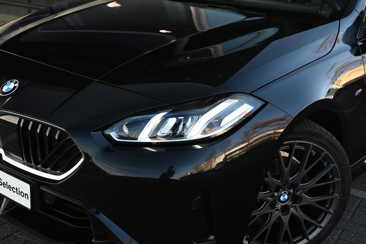 BMW 1-SERIE 120 M Sport Automaat / Sportstoelen / Achteruitrijcamera / M Adaptief onderstel / Stoelverwarming / 19" LMV