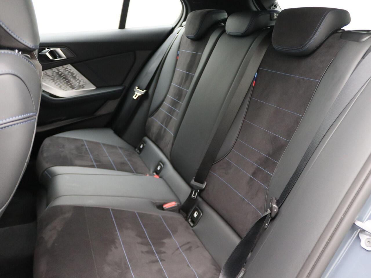 BMW 1-SERIE 120 M Sportpakket | Driving Assistant | Achteruitrijcamera | Parking Assistant | 19"