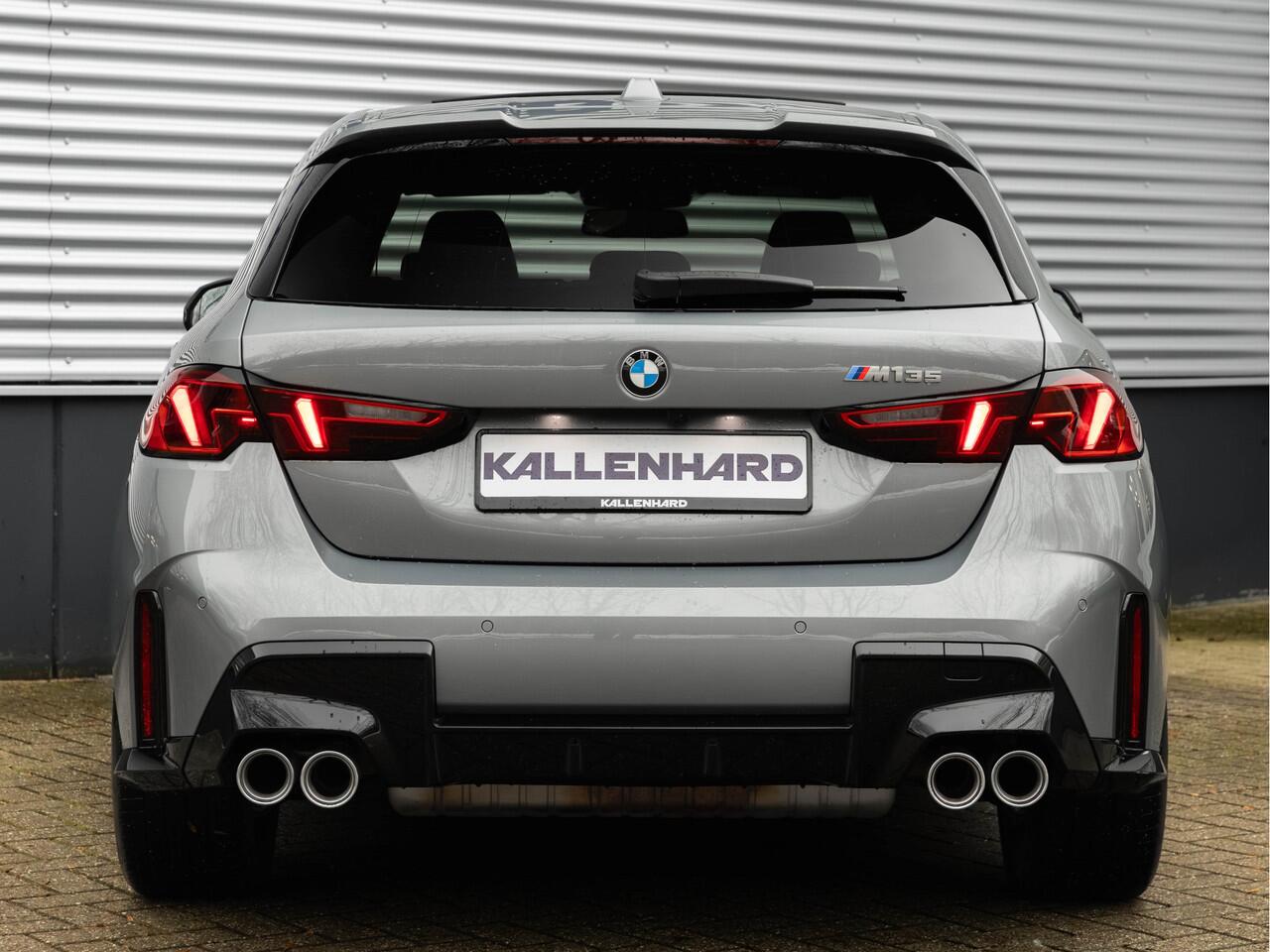 BMW 1-SERIE M135 xDrive - Pano - Driving Ass - Harman Kardon - Camera