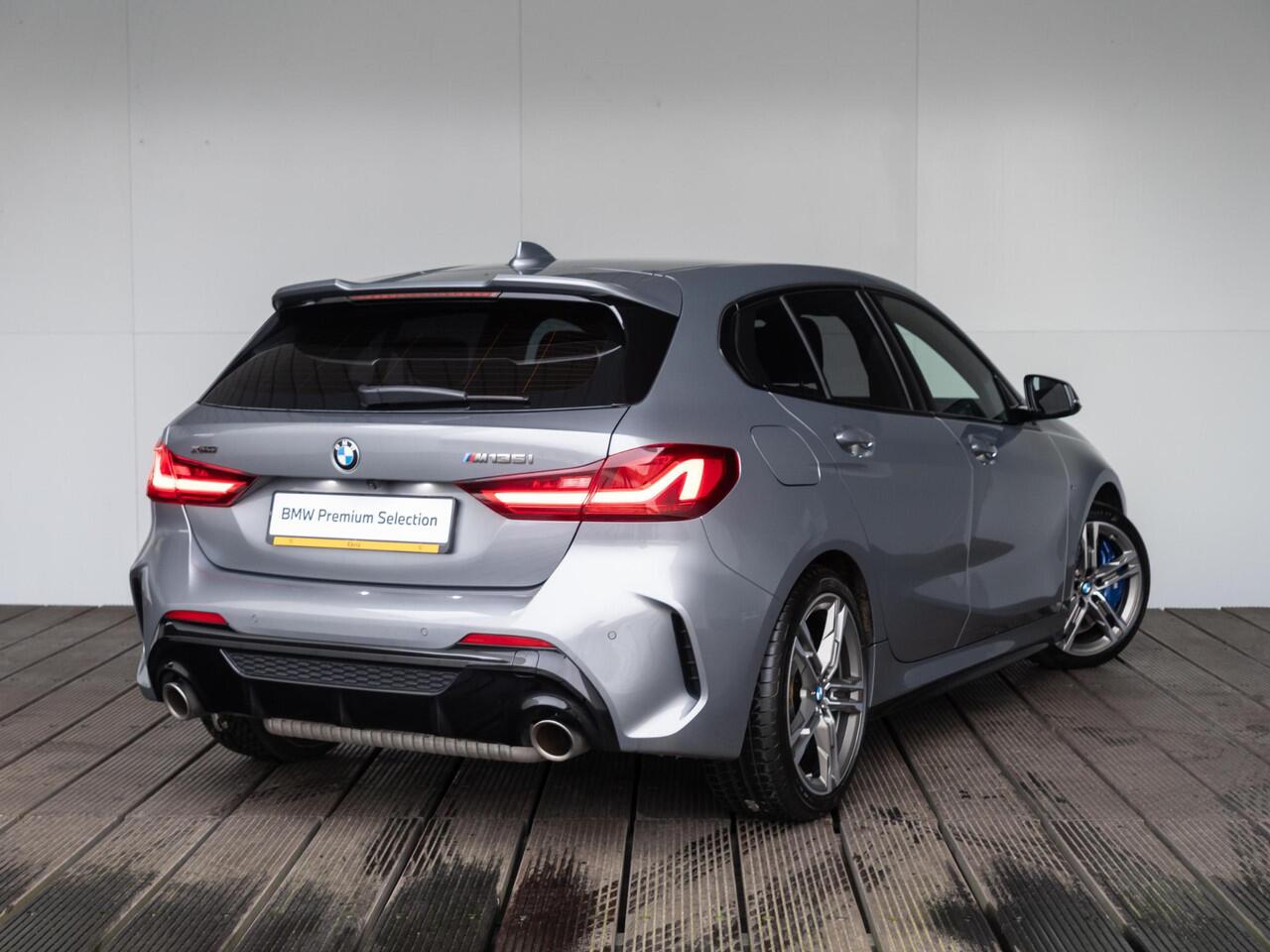 BMW 1-SERIE 5-deurs M135i xDrive | M Sportpakket | Innovation Pack | 18 inch | Stuurwielverwarming | Comfort Access | Elektrisch verstelbare stoelen | Head Up Display | HiFi