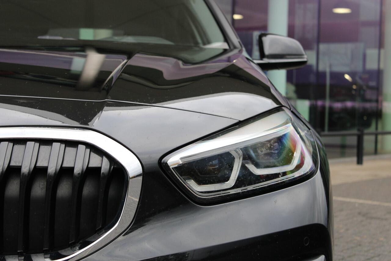 BMW 1-SERIE 118i Sport Line Automaat / Sportstoelen / Head-Up / Stoelverwarming / LED / Live Cockpit Professional