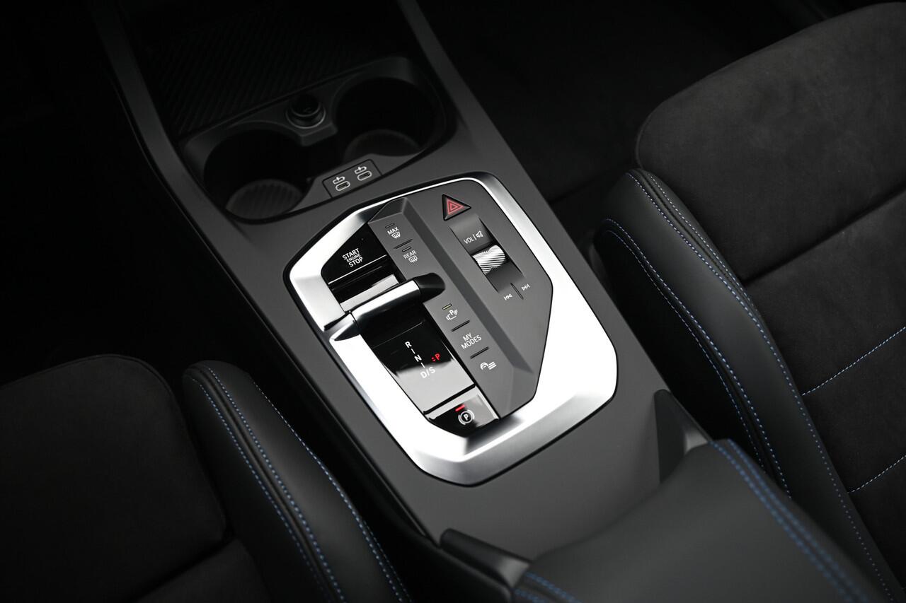 BMW 1-SERIE 120 M Sport Automaat / Sportstoelen / Achteruitrijcamera / M Adaptief onderstel / Parking Assistant / Stoelverwarming