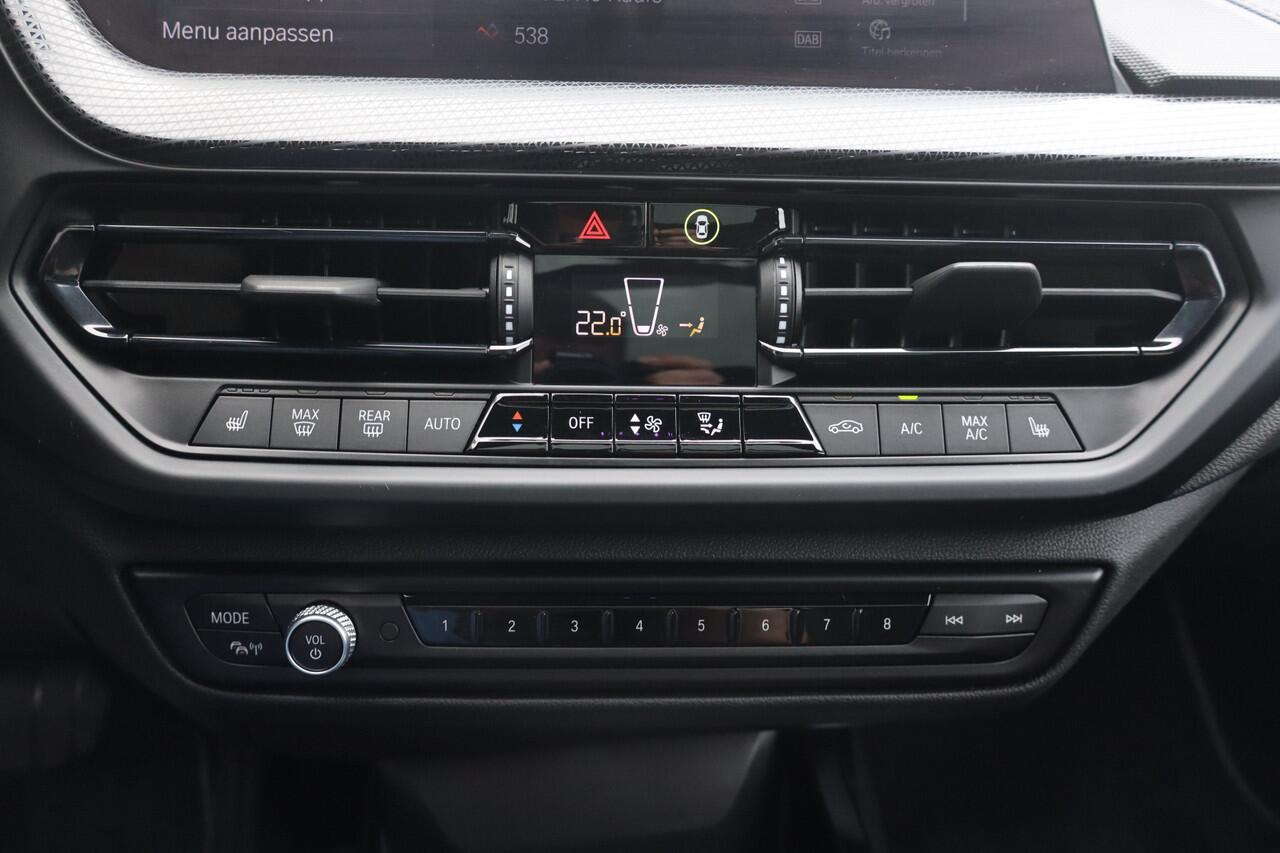BMW 1-SERIE 118i Introduction Edition NL-Auto!! Pano I Stoelverwarming I Sfeerverlichting