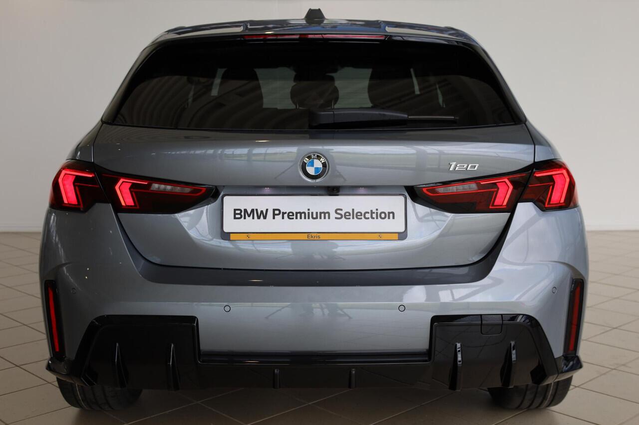 BMW 1-SERIE 120 M Sport Design Edition | Stoelverwarming | Dodehoekdetectie | Comfort Access | Achteruitrijcamera | Adaptieve LED