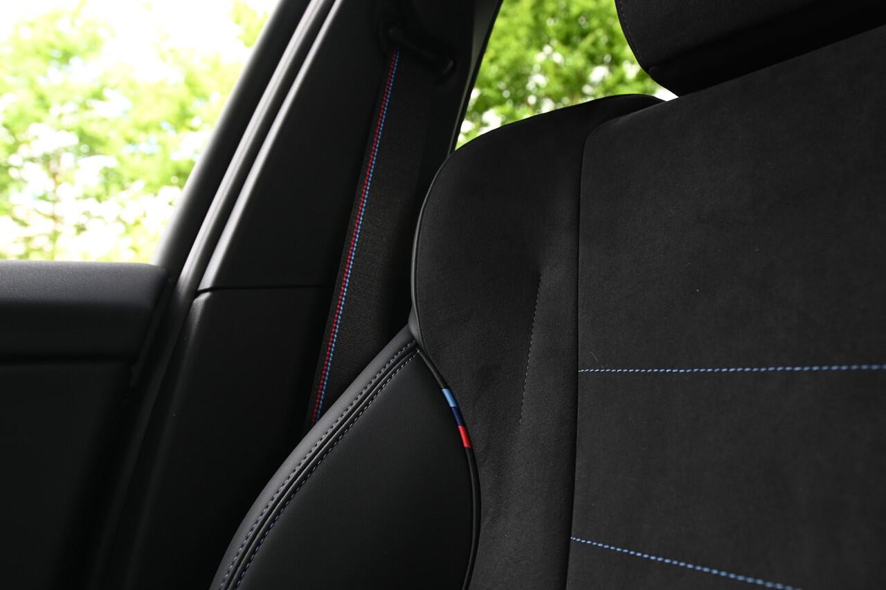 BMW 1-SERIE 120 M Sport Automaat / Sportstoelen / Adaptieve LED / M Adaptief onderstel / Comfort Access / Parking Assistant