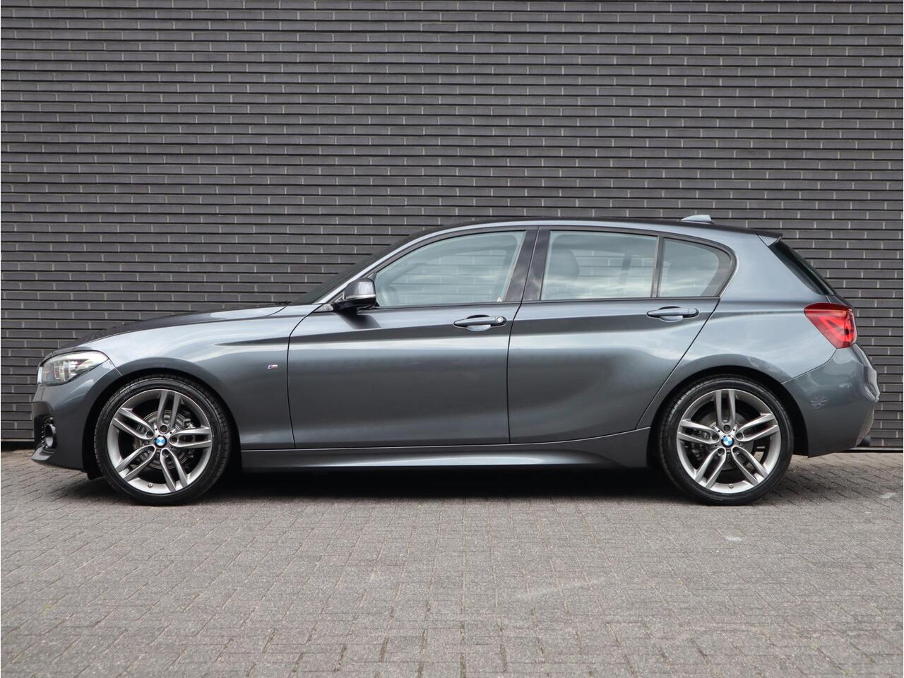 BMW 1-SERIE 118i High Executive M Sport Pakket Automaat 5 deurs / Navigatie Professional / Leder / 18 Inch / Shadow Line / Stoelverwarming / LED / Parkeersensoren voor+achter / Cruise Control / DAB / Lichtpakket