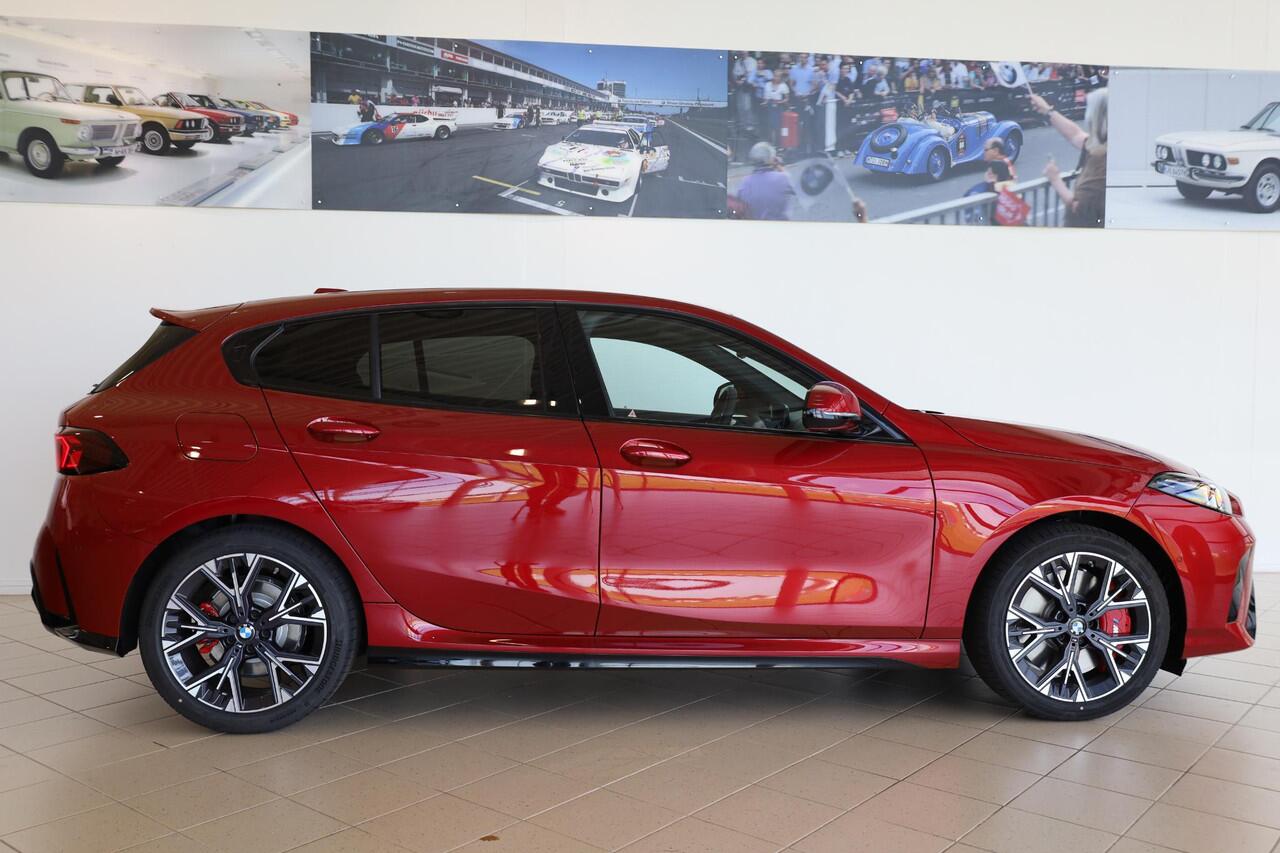 BMW 1-SERIE 120 M Sportpakket Pro | Alcantara | Stoel & Stuurwielverwarming | Dodehoekdetectie | Comfort Access | Achteruitrijcamera | Adaptieve LED