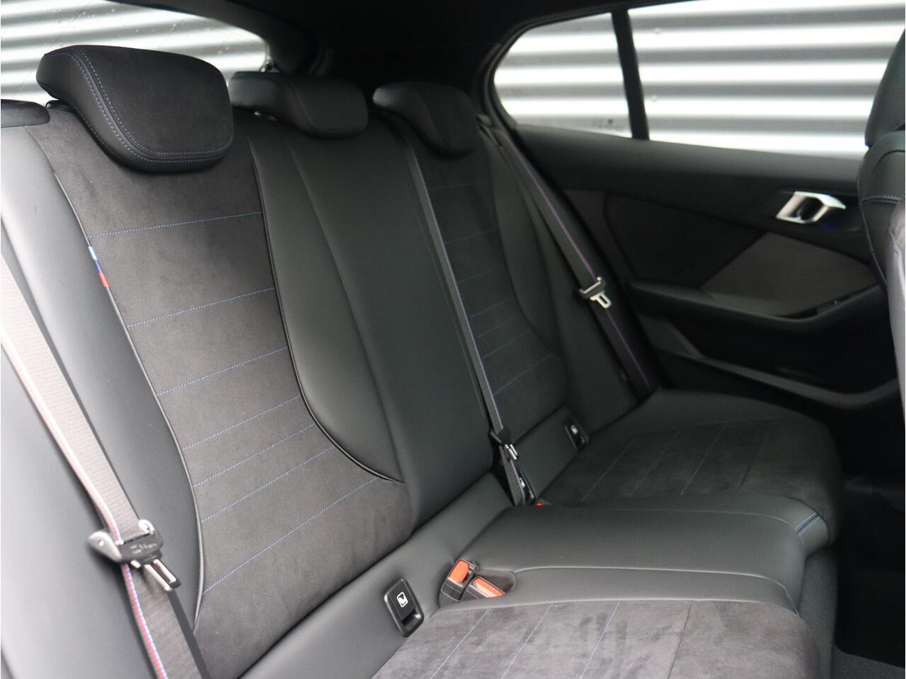 BMW 1-SERIE 120 | M Sportpakket Pro | Panodak | Harman Kardon | Driving Assistant | Achteruitrijcamera | Comfort Access | 19'' LMV