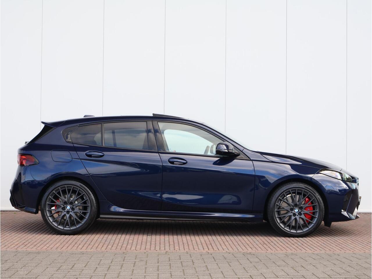 BMW 1-SERIE 120 M Sport Design Edition M Sport Pro/ Stuurwiel verwarmd/ Pano/ Head-Up/ Harman-Kardon/ M Sportstoelen