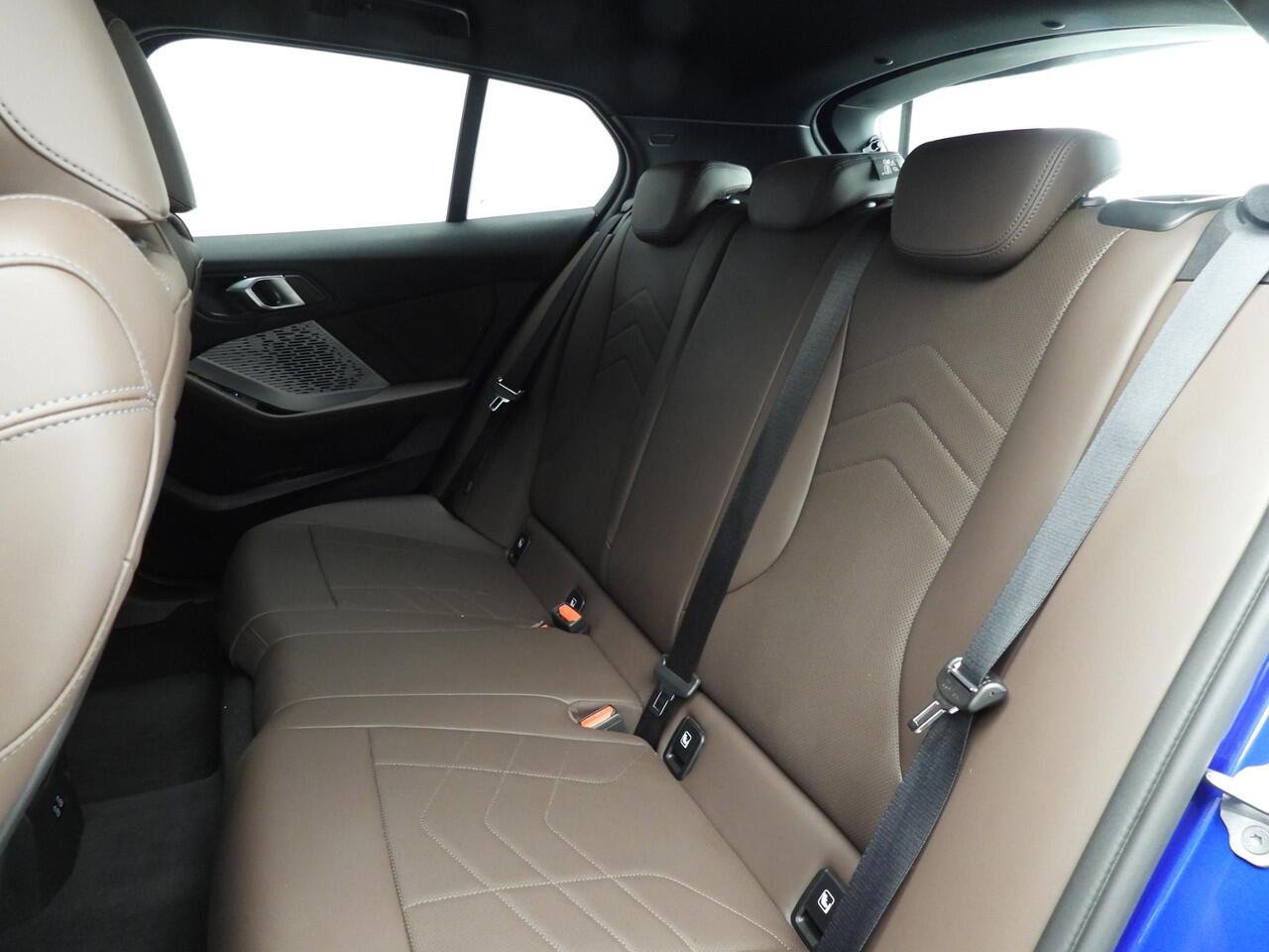 BMW 1-SERIE 5-deurs 120 | M-Sportpakket | LED | Leder | Navigatie | Stoelverwarming | Sportstoelen | Keyles go | DAB | Alu 18 inch