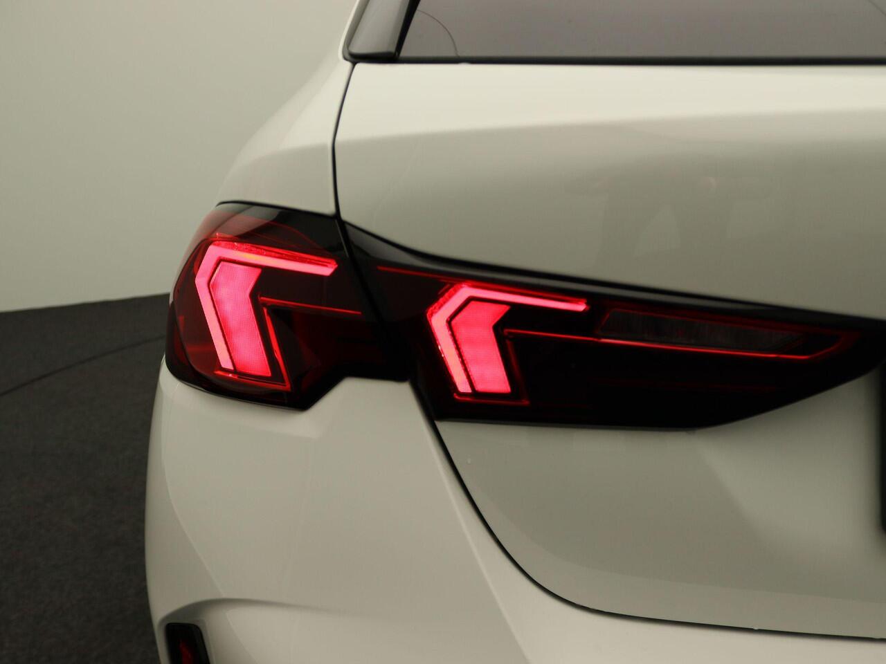 BMW 1-SERIE 120 M Sportpakket | Premium Pack | Achteruitrijcamera | Driving Assistant | Parking Assistant | 18''