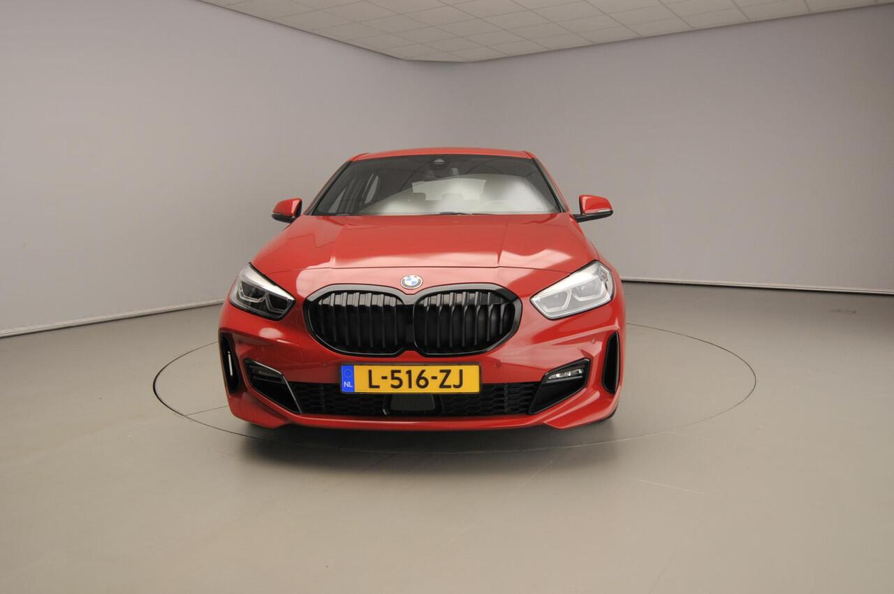 BMW 1-SERIE 5-deurs 118i | M-Sportpakket | LED | Leder | Navigatie | Stoelverwarming | Sportstoelen | Clima | DAB | Alu 18 inch