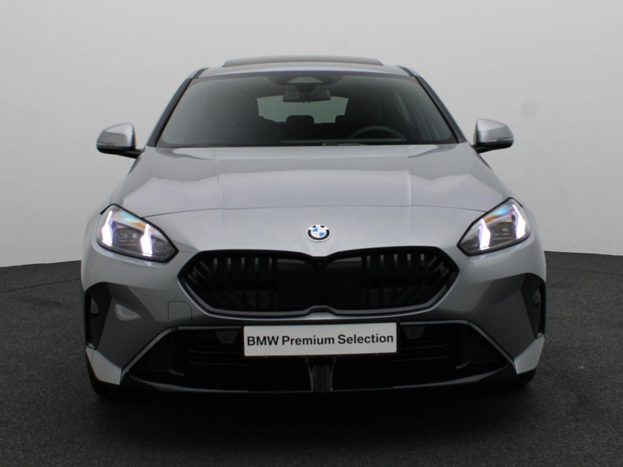 BMW 1-SERIE 120 M Sportpakket Pro | Premium Pack | Comfort Access | Panoramadak | Driving Assistant | Harman Kardon | 19''