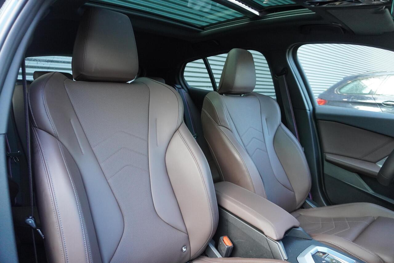 BMW 1-SERIE 120 M Sportpakket Pro | Innovation Pack | 18 inch LM M Y-spaak | Glazen panoramadak | BMW Head-Up Display | Parking Assistant Plus