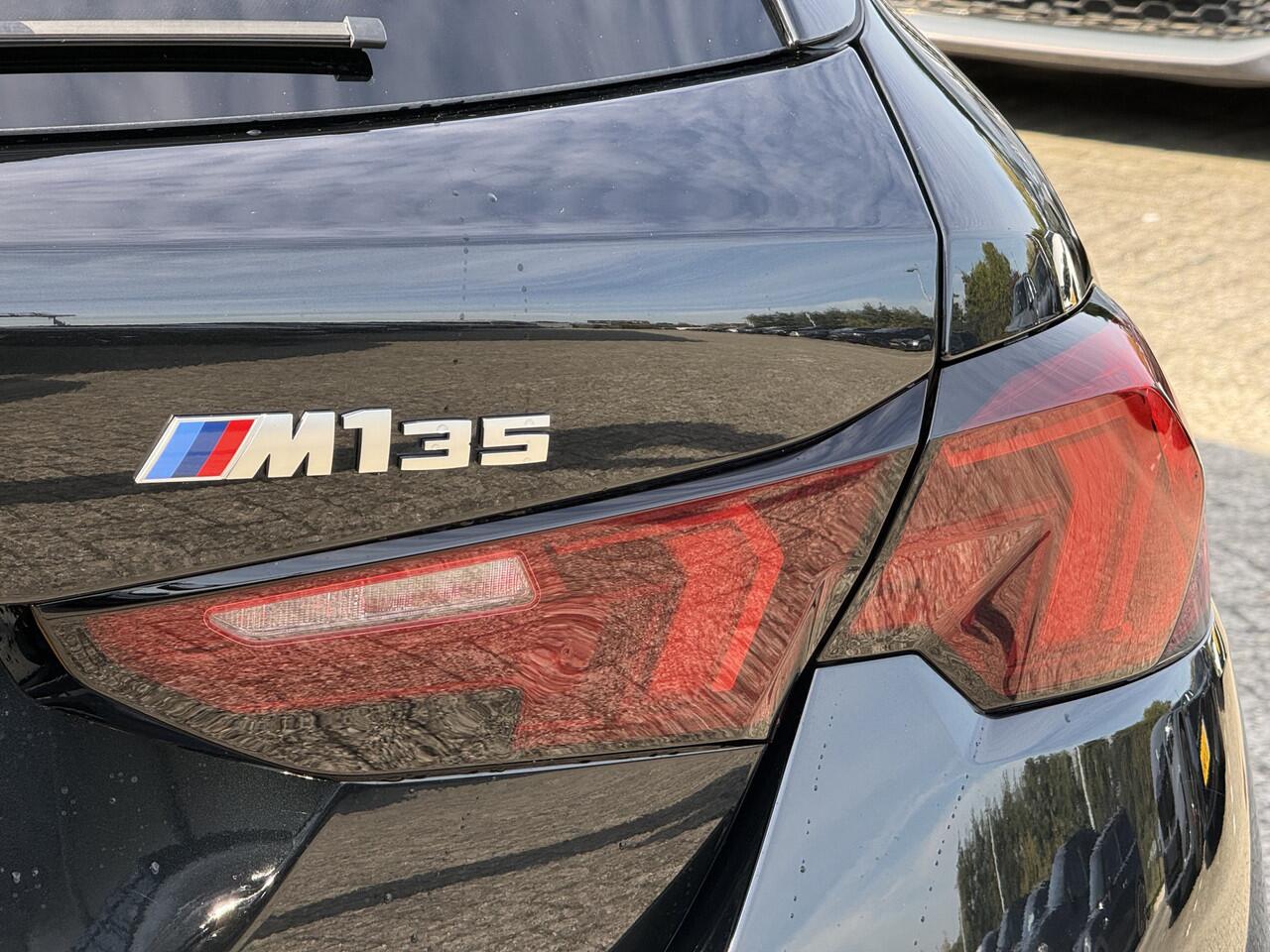 BMW 1-SERIE M135 xDrive | M-Sport Pro | 19'' | Panorama | Stuur + Stoelverw. | Harman/Kardon