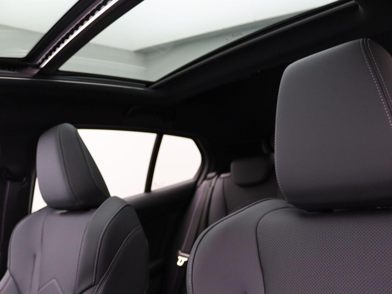 BMW 1-SERIE 120 M Sportpakket Pro | Premium Pack | Stuurwielrand Verwarmd | M Adaptief onderstel | Comfort Access | Panoramadak | Elektrisch Verstelbare Sportstoelen | Driving Assistant Plus | Harman Kardon | 18''