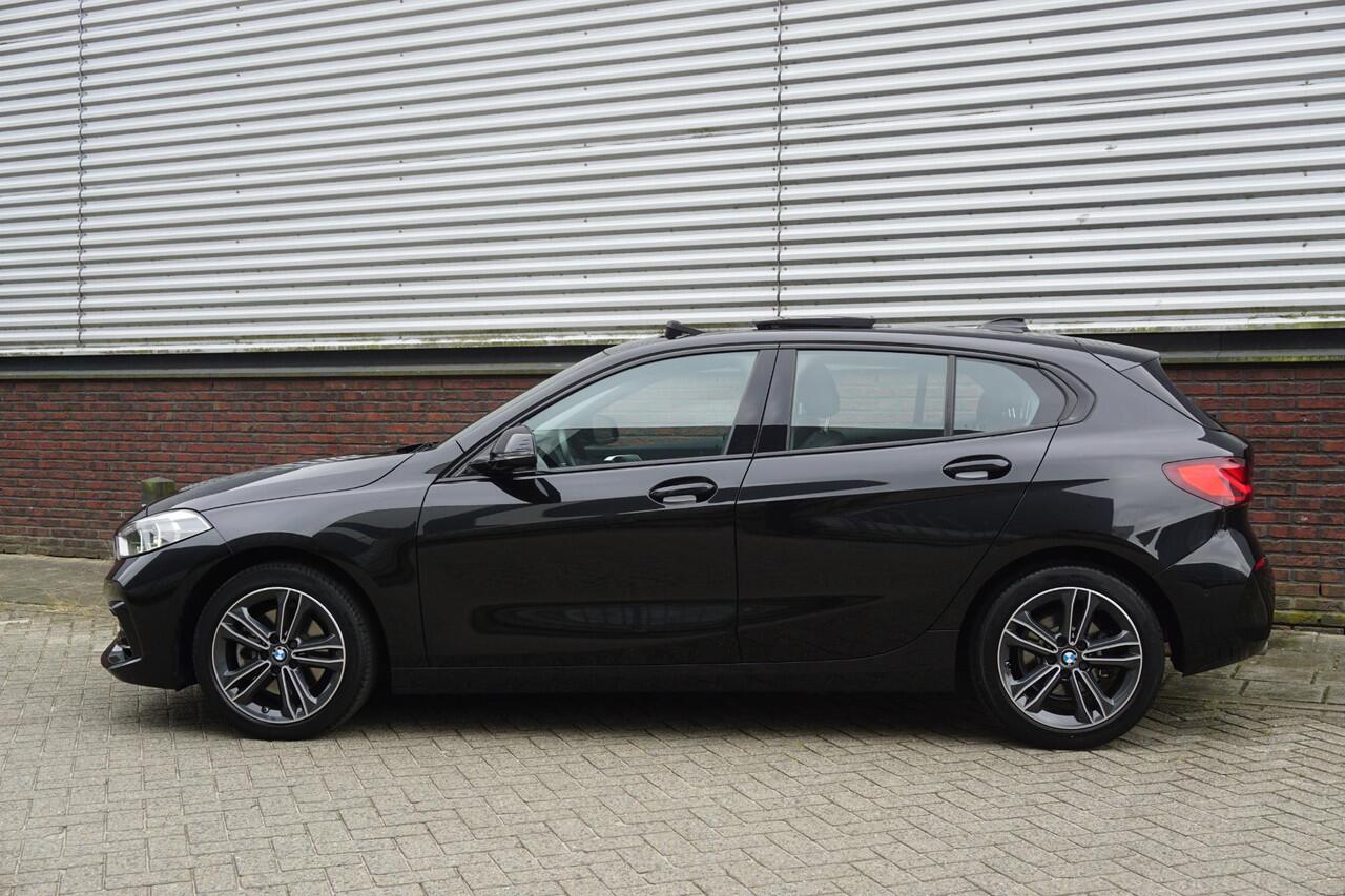 BMW 1-SERIE 118i 140PK Sport-line/Panodak/Camera/ParkingPack/ Dealeronderhouden.