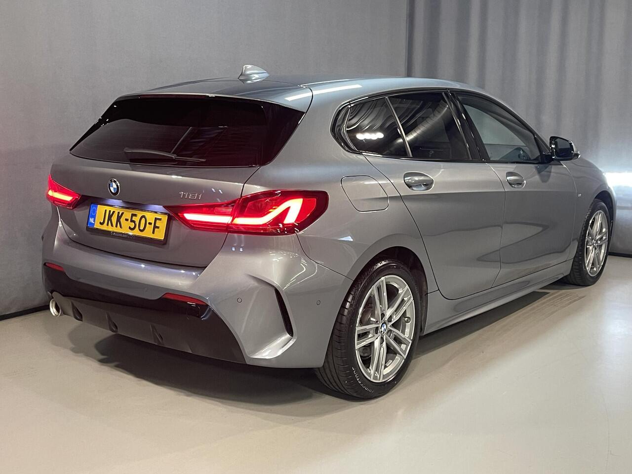 BMW 1-SERIE 118i M Sport 17"/Sportstoelen/Sfeerverlichting/LED/Stoelverwarming/PDC v+a/Apple Carplay & Android Auto