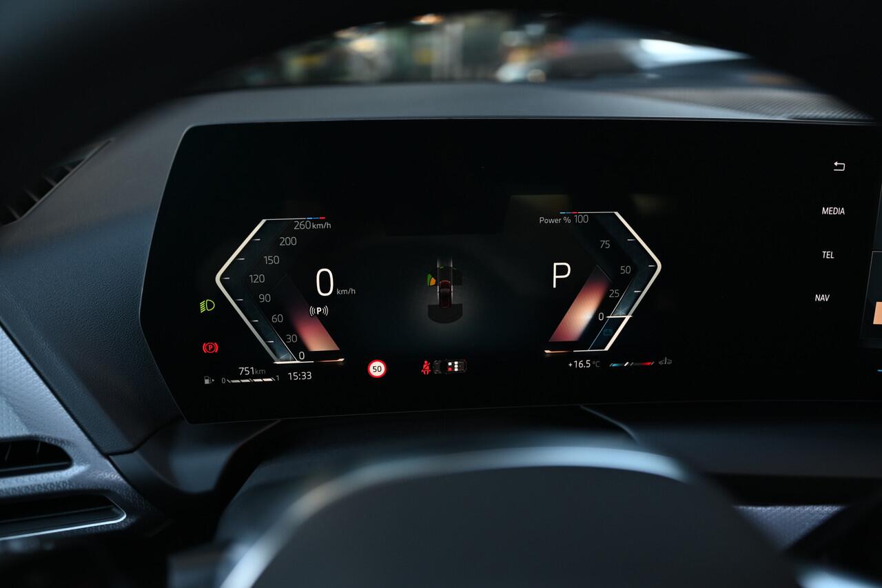 BMW 1-SERIE 120 M Sport Automaat / Panoramadak / Sportstoelen / M Adaptief onderstel / Achteruitrijcamera / Comfort Access / Adaptieve LED / Harman-Kardon