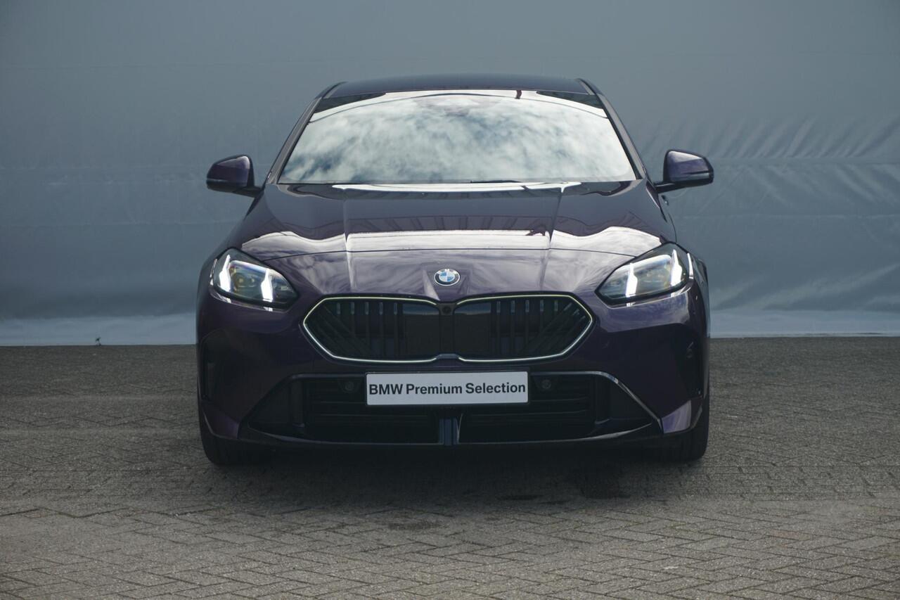 BMW 1-SERIE 120 M Sport Pro | Harman Kardon / Head-up / Rondomzicht camera's / Elektrisch verstelbare stoelen