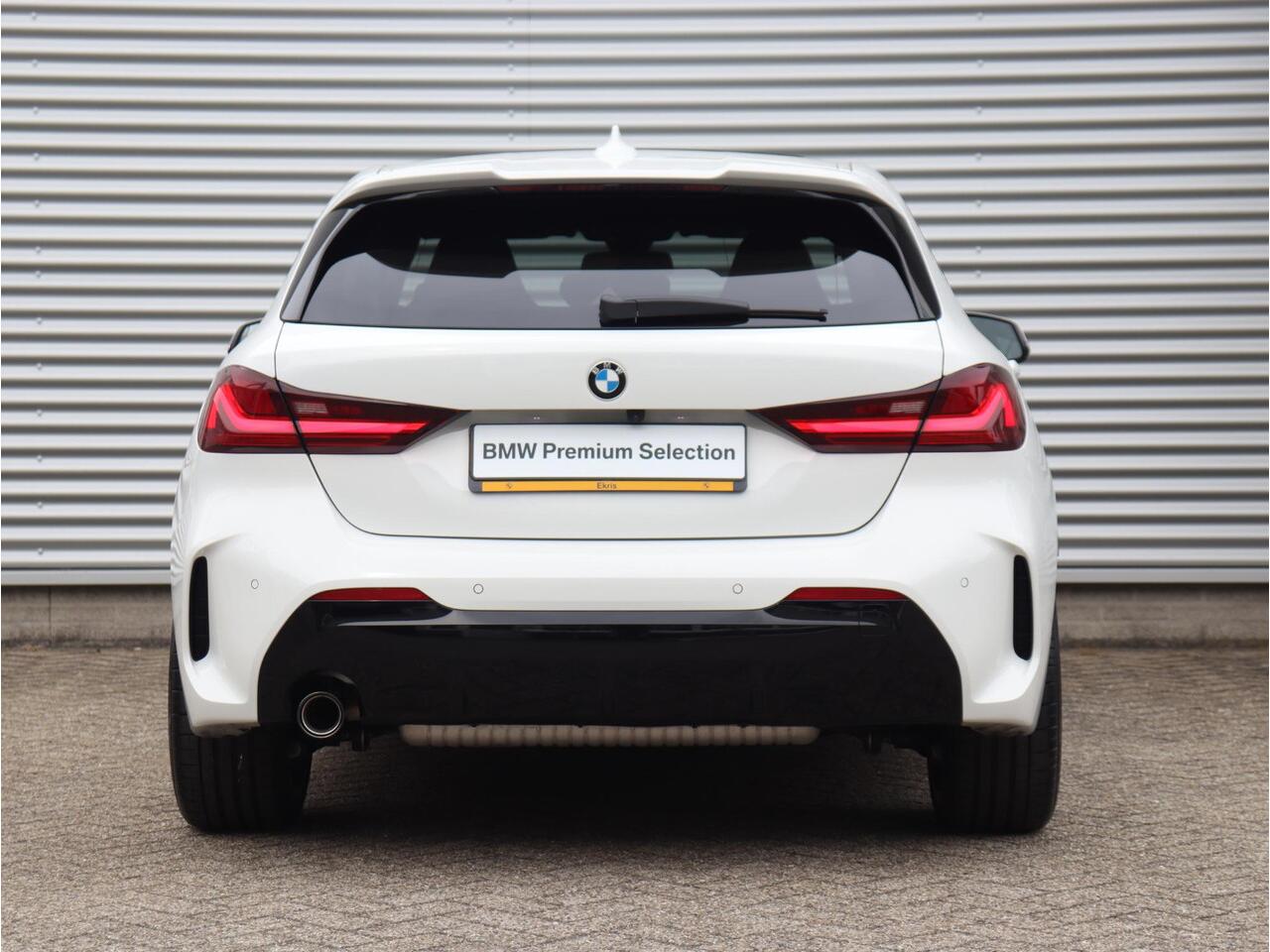 BMW 1-SERIE 5-deurs 118i | M Sportpakket Pro | Panodak | Harman Kardon | Driving Assistant | Elektr. Achterklep | Verwarmbaar Stuurwiel | 19'' LMV