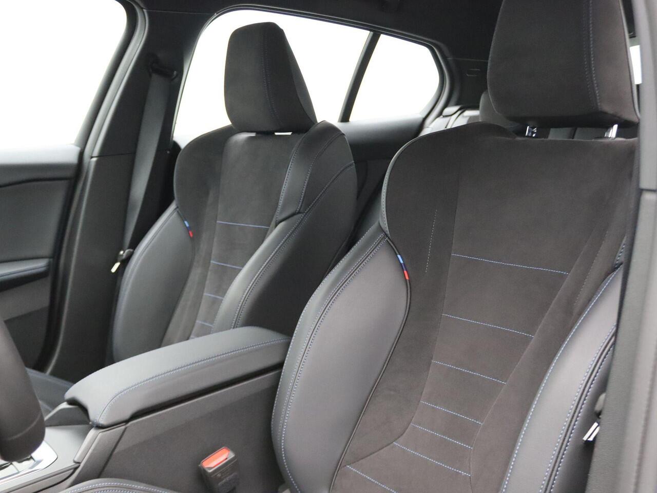 BMW 1-SERIE 120 M Sportpakket | Driving Assistant | Achteruitrijcamera | Parking Assistant | 19"