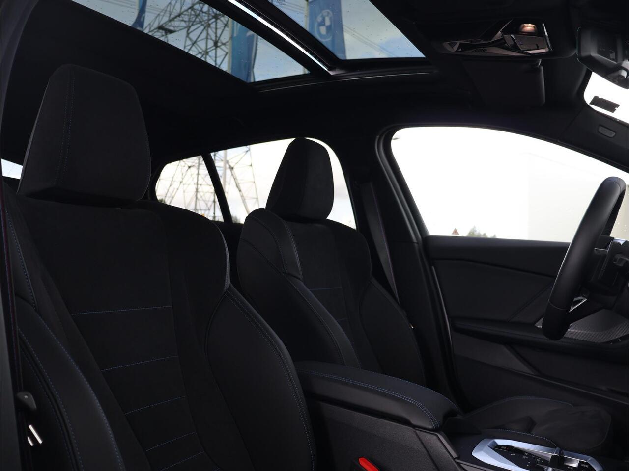 BMW 1-SERIE 120 M Sportpakket Pro / Premium Pack / Harman Kardon / Extra Getint Glas / 19'' M-Performance / M-Performance frontsplitter / | Ekris Selection