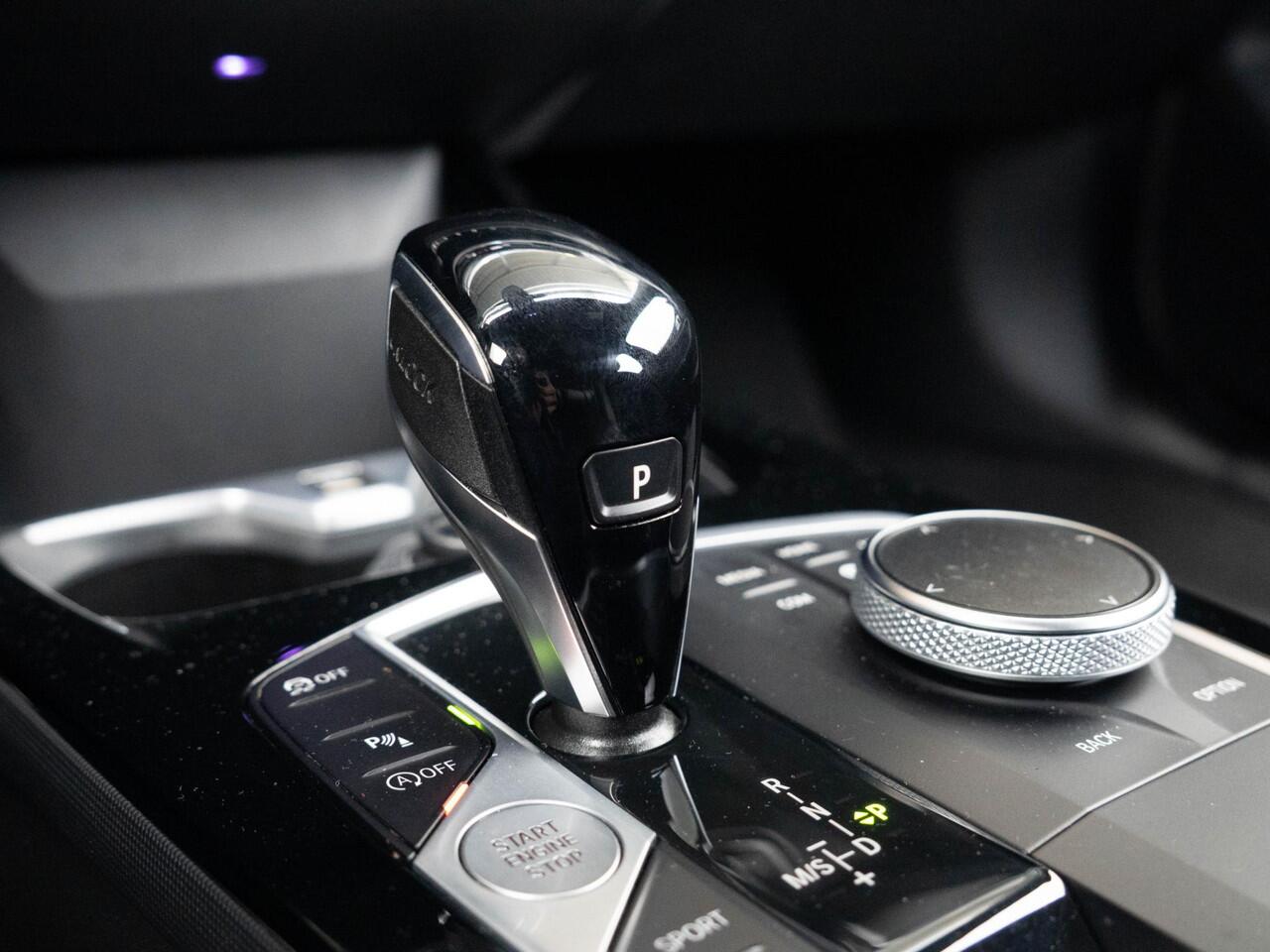 BMW 1-SERIE 5-deurs 118i | M Sportpakket | 17 inch | Sportstoelen | Cruise Control | Lichtpakket | Live Cockpit Professional