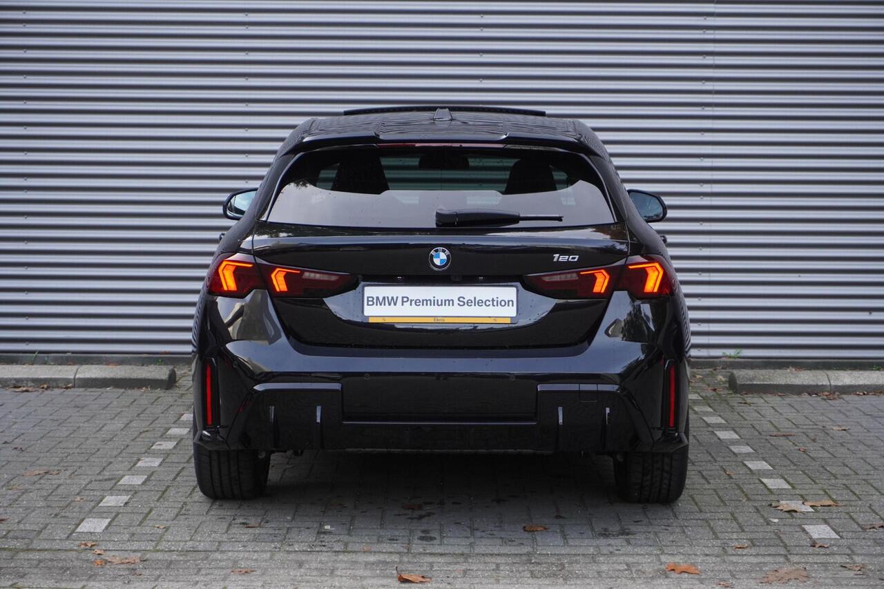 BMW 1-SERIE 5-deurs 120 M Sportpakket Pro | Panoramadak elektrisch | Driving Assistant | Head-Up Display | Adaptief M-onderstel