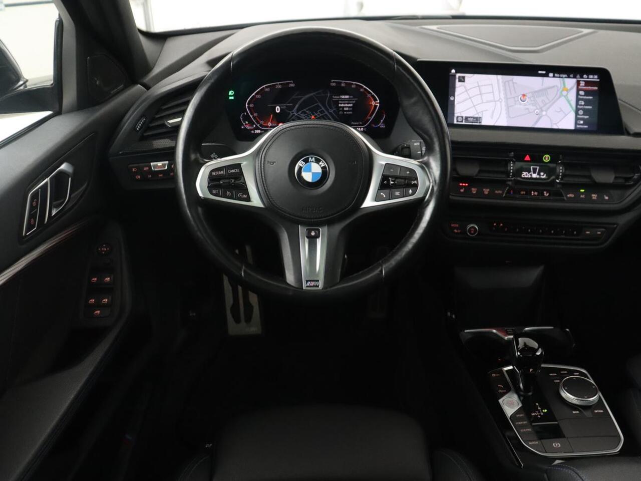 BMW 1-SERIE 118i M Sport | Panoramadak | Stoelverwarming | Camera | Sportstoelen | Harman/Kardon | Stuurverwarming | Carplay | Navigatie | Live Cockpit | Full LED | Getint glas