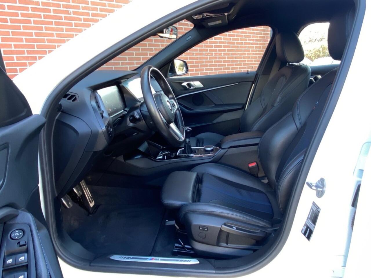 BMW 1-SERIE 118I EXECUTIVE EDITION M-SPORTPAKKET NAVI CRUISE CARPLAY CAMERA HALF LEDER