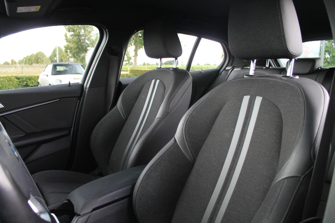 BMW 1-SERIE 118i Executive Sport Line Automaat / Sportstoelen / LED / Head-Up / Live Cockpit Professional / Cruise Control