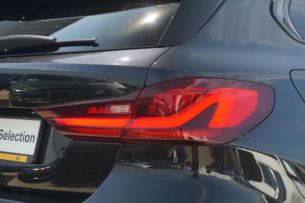 BMW 1-SERIE 118i High Executive Sport Line 18'' / HiFi / Verwarmde voorstoelen / Sportstoelen