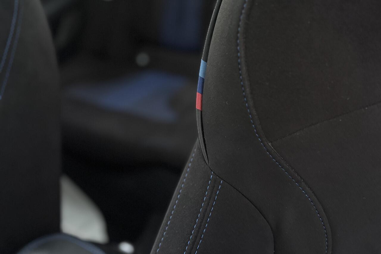 BMW 1-SERIE 118i M-sport | Panodak | M-Kuipstoelen | M-performance Wheels | Stoel+Stuurverwarming | Comfort Access | Trekhaak