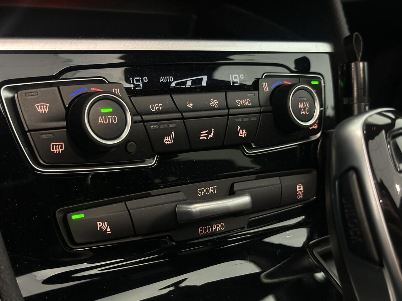 BMW 2-SERIE Active Tourer 218i High Executive | M Sport | Panoramadak | Trekhaak afneembaar | Parkeersensoren voor, achter en achteruitrijcamera