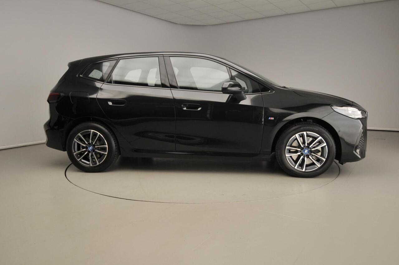 BMW 2-SERIE Active Tourer 230e xDrive | M-Sportpakket | LED | HUD | Active cruise | Sportstoelen | Keyles go | DAB | Harman-kardon sound | Alu 17 inch