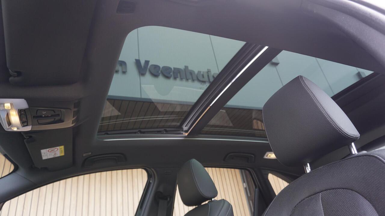 BMW 2-SERIE Active Tourer 220i 190pk Sportline High Executive Pano.Dak Leder LED Head-up 18inch LM Trekhaak A-Camera *NL auto* 70453km!