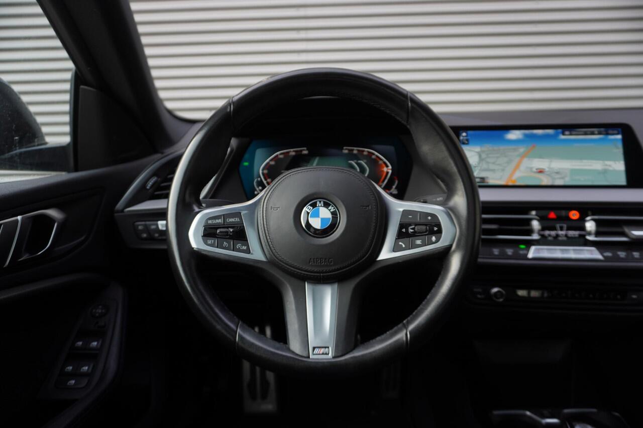 BMW 2-SERIE Gran Coupé 218i Model M Sport | Executive | Glazen panoramadak | 18 inch LM Dubbelspaak M | Alarmsysteem klasse 3 | Extra getint glas