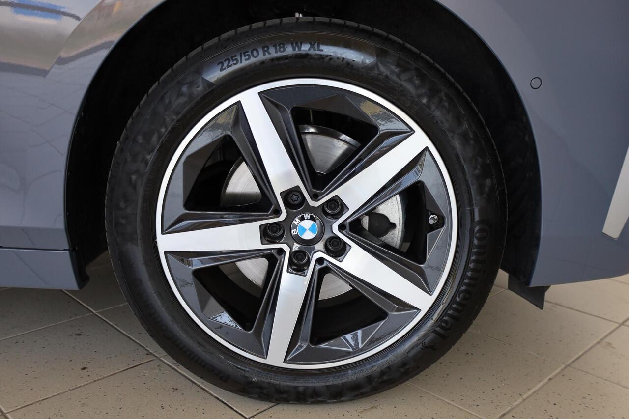 BMW 2-SERIE Active Tourer 218i | Luxury Line | Premium Pack | Travel Pack | Elektr. Trekhaak | Parking Assistant