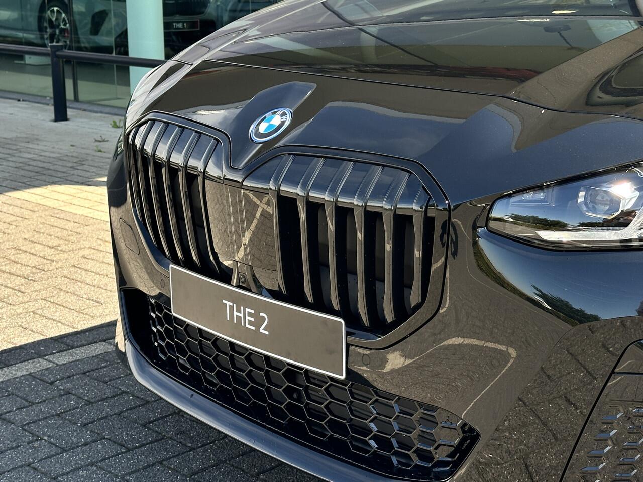 BMW 2-SERIE Active Tourer 225e xDrive High Executive M Sport Automaat / Panoramadak / Trekhaak / Sportstoelen / Adaptieve LED / M Adaptief onderstel / Parking Assistant Plus / Head-Up / Comfort Access